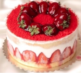 Çilekli Mois Pasta Enfes Krema ve Kek